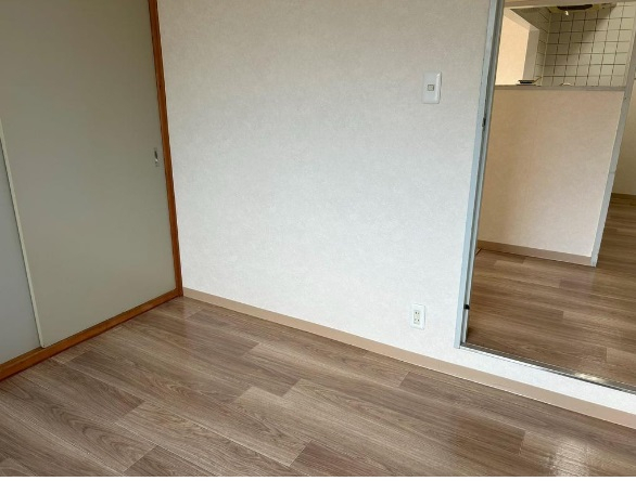 居室・リビング　別号室の画像です。ご参考下さい。