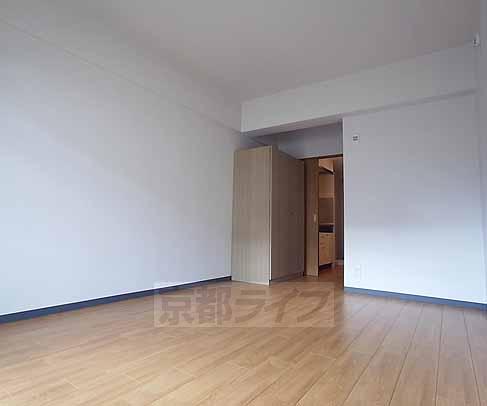 居室・リビング　洋室は８．３帖と広々しております