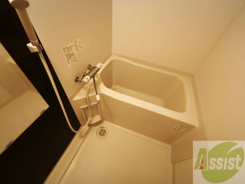バス・シャワールーム　広々したお風呂で快適にくつろげそうです。