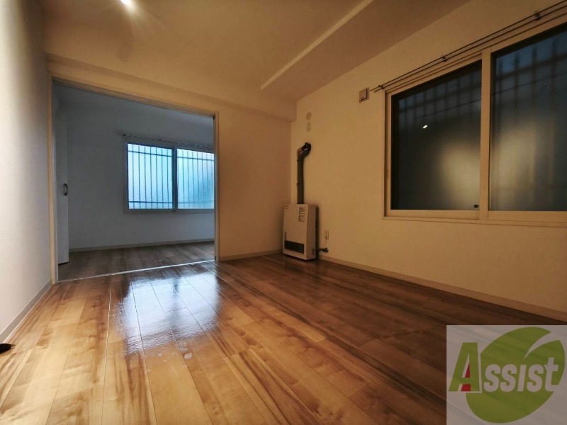 居室・リビング　フローリングや壁の色がお洒落な印象のリビングです。