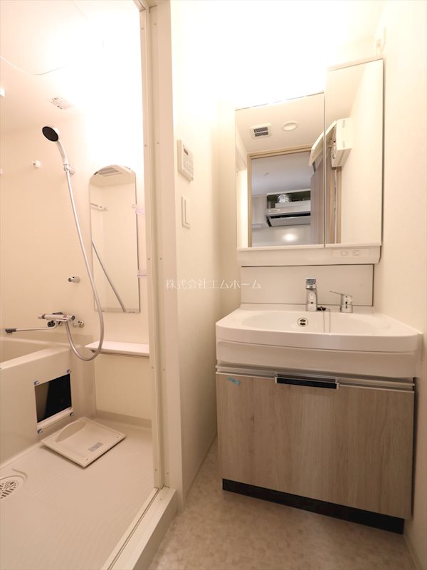 洗面設備　脱衣所　独立洗面台（シャンプードレッサー付）