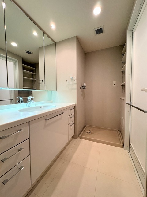 洗面設備　ワイドミラーの洗面台