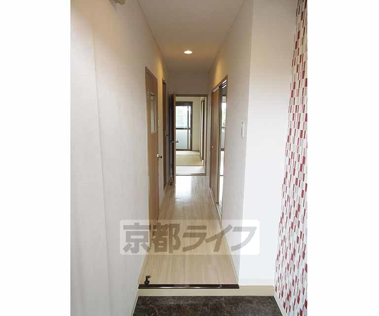 その他部屋・スペース　開放感のある廊下です