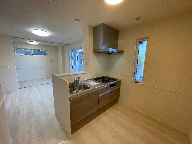 キッチン　３口ガスコンロ付きのシステムキッチン