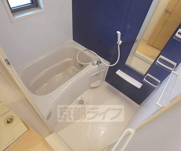 バス・シャワールーム　設備充実の浴室です。