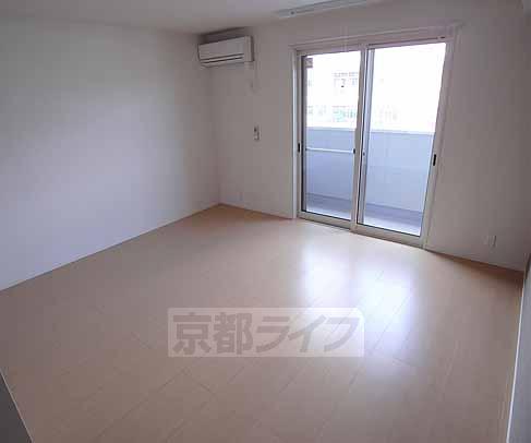 居室・リビング　広く明るい洋室。