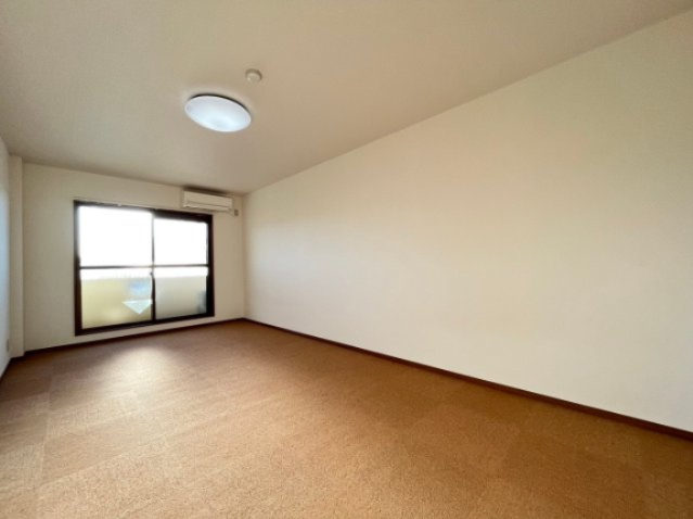 居室・リビング　画像は別号室。ご参考にどうぞ