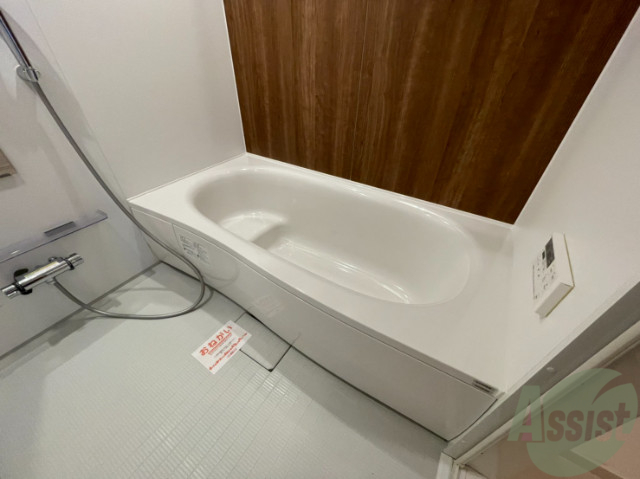 バス・シャワールーム　浴室には大きなバスタブがあります。ゆったり入れますね。
