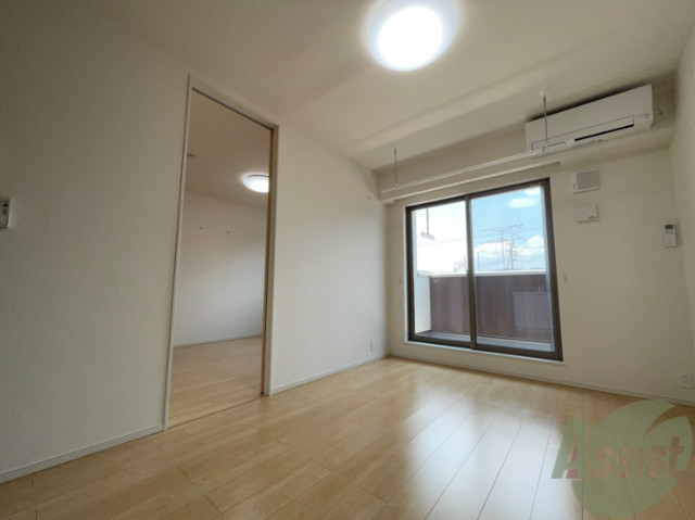 居室・リビング　リビングの様子です。日差しが入って明るいですね。