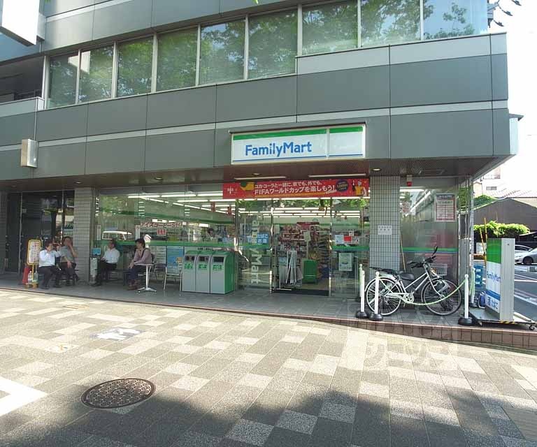コンビニ　ファミリーマート京都堺町御池店（コンビニ）まで210m