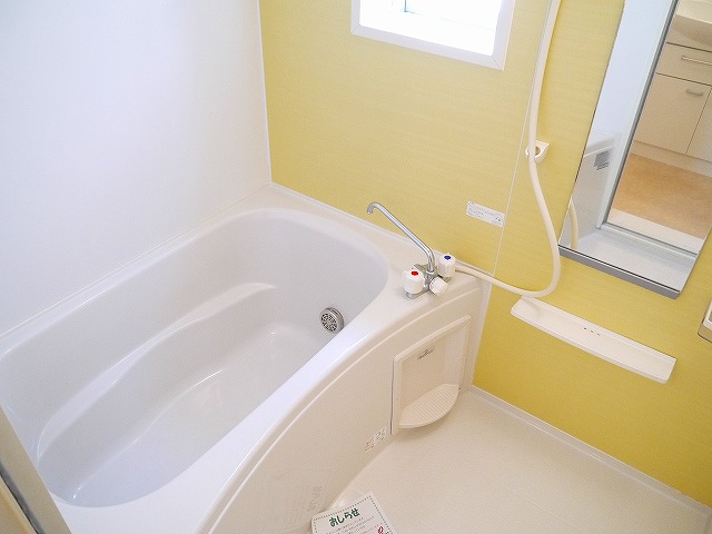 バス・シャワールーム　コンパクトで使いやすいお風呂です