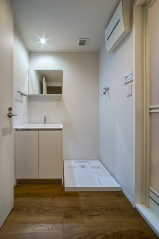 洗面設備　独立洗面台あり、毎朝おしゃれに忙しい女性の方におすすめです