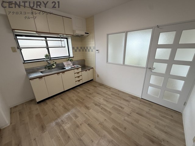 居室・リビング　床色が明るい色合いで、とてもきれいです。