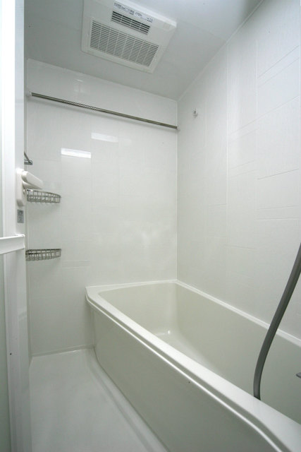 バス・シャワールーム　※別タイプの参考画像になります。床の色が異なります。