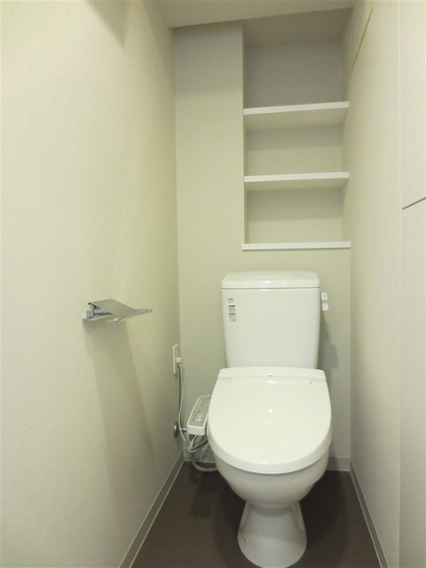 トイレ　※別タイプの参考画像になります。床の色が異なります。