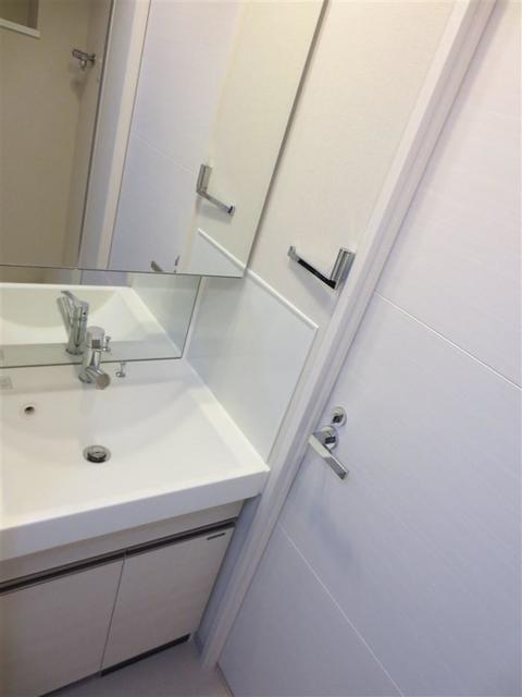 洗面設備　※別タイプの参考画像になります。床の色が異なります。