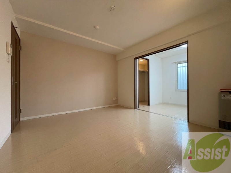 居室・リビング　リビングです。木目のフローリングが落ち着きますね。