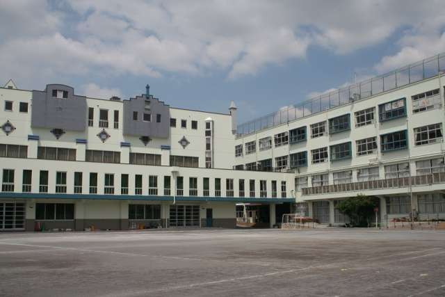 中学校　目黒区立大鳥中学校（中学校）まで683m