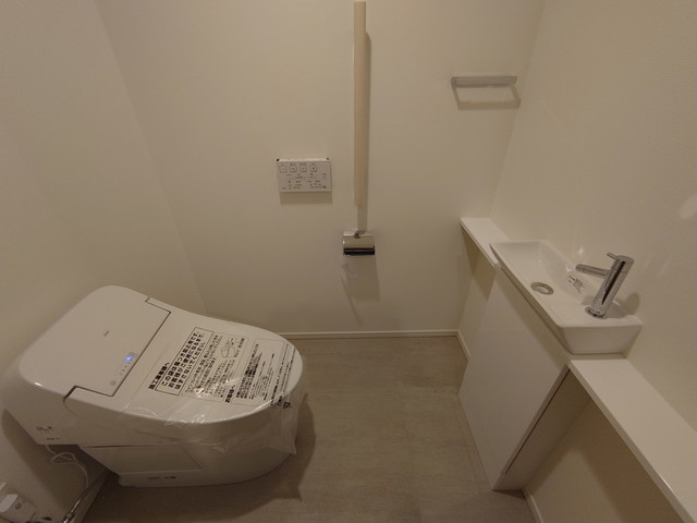 トイレ　※写真は同タイプ住戸です。