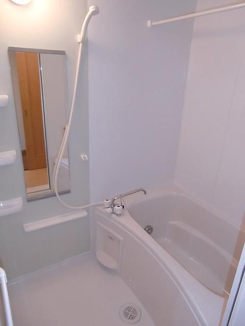 バス・シャワールーム　鏡付きのお風呂