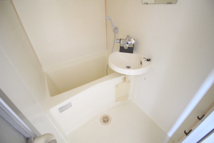 バス・シャワールーム　落ち着いた空間のお風呂です