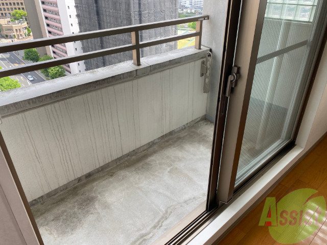 バルコニー　少し小さくても洗濯物はちゃんと外に干せますよ。