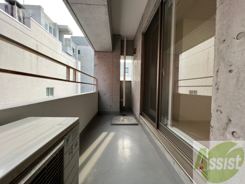 バルコニー　バルコニーは幅があり、広い印象を受けました。