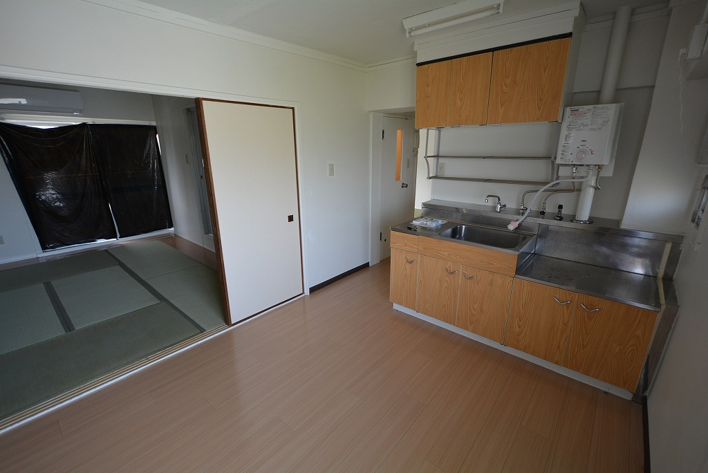 居室・リビング　床色が明るい色合いで、とてもきれいです。