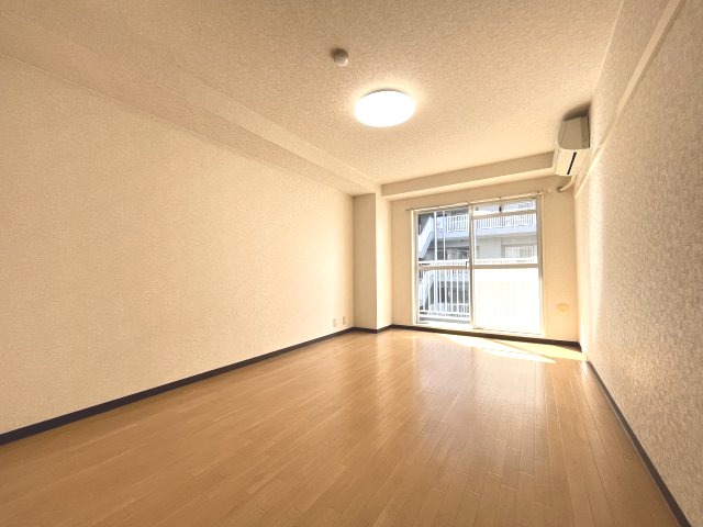 居室・リビング　広々とした9帖の室内★