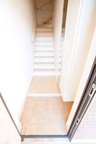 玄関　※同物件・反転タイプの写真です。