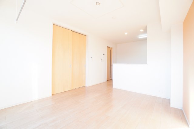 居室・リビング　※同物件・反転タイプの写真です。