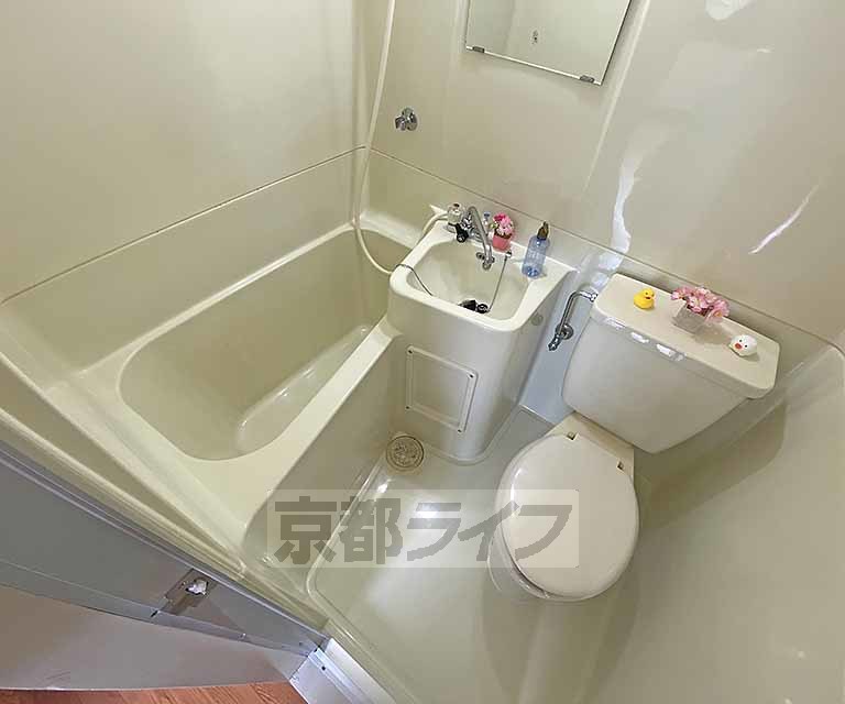 バス・シャワールーム　清潔感のあるユニットバスです。