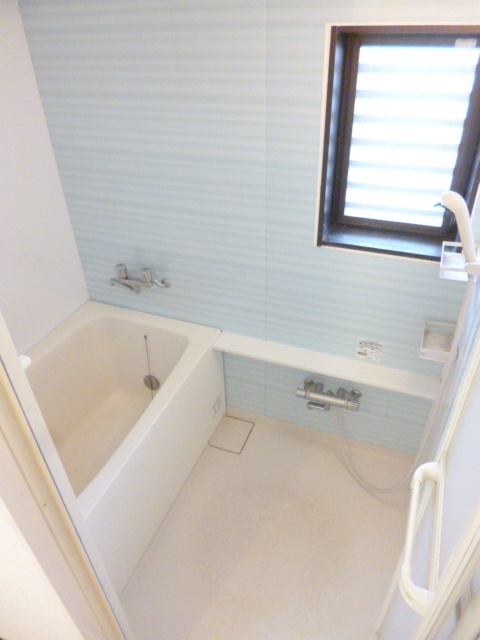 バス・シャワールーム　お風呂には窓もあります
