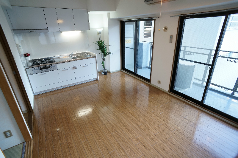 その他　10帖のリビングには2面に窓付きで開放感ありです。