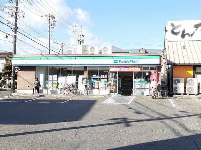 コンビニ　ファミリーマート（コンビニ）まで1100m