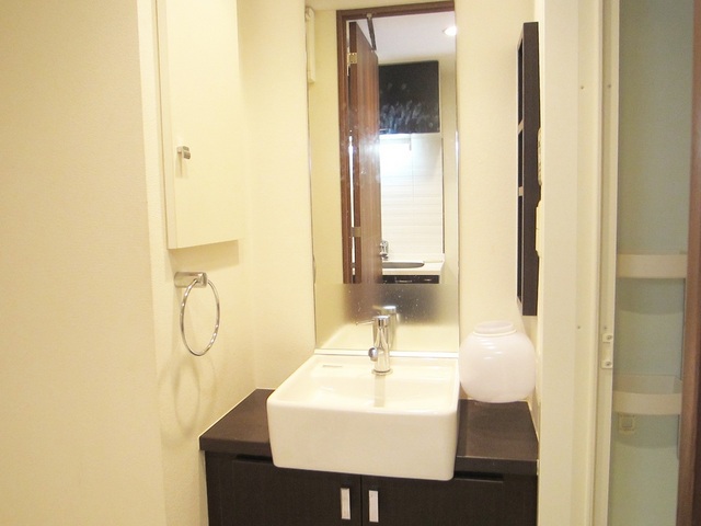 洗面設備　オシャレな独立洗面台付きです。