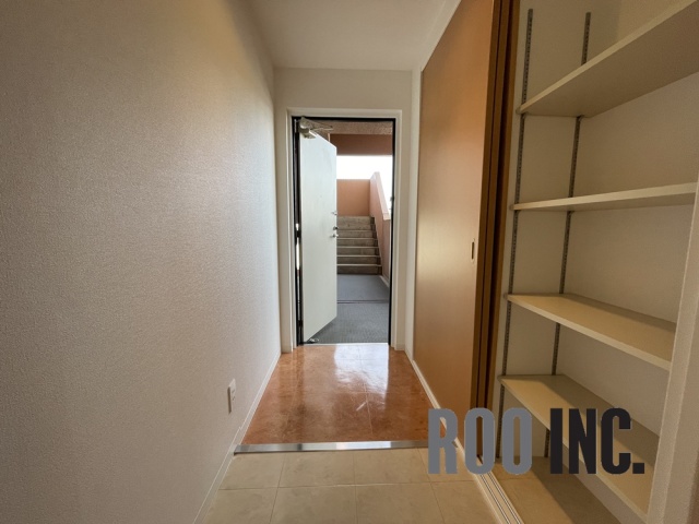 玄関　写真は反転のお部屋です