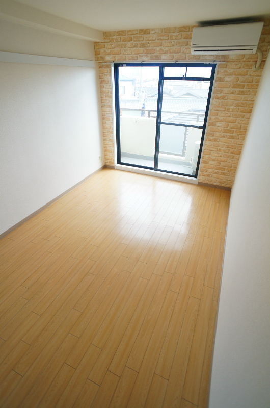 居室・リビング　レンガ調のクロスがアクセントになっています！