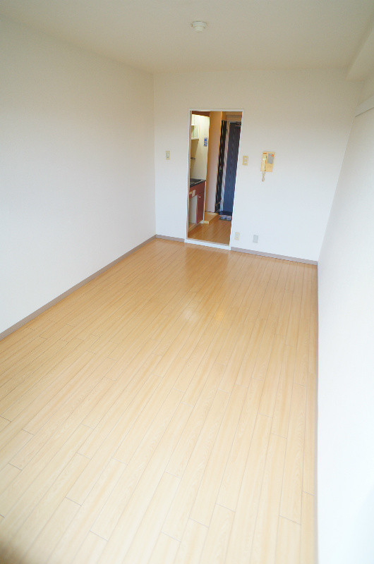 その他部屋・スペース　明るい光が差し込む洋室6.7帖