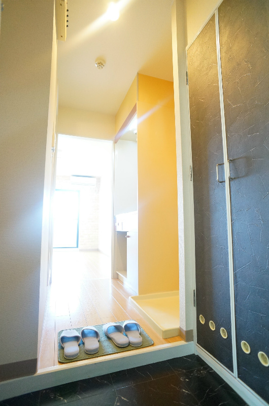 玄関　モダンな配色の玄関スペース