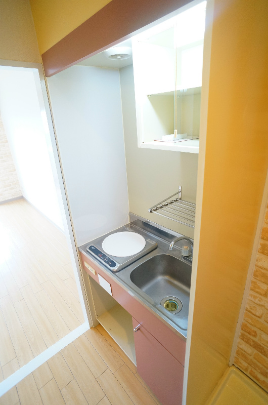 キッチン　１口コンロ（ミニ冷蔵庫スペースも確保）