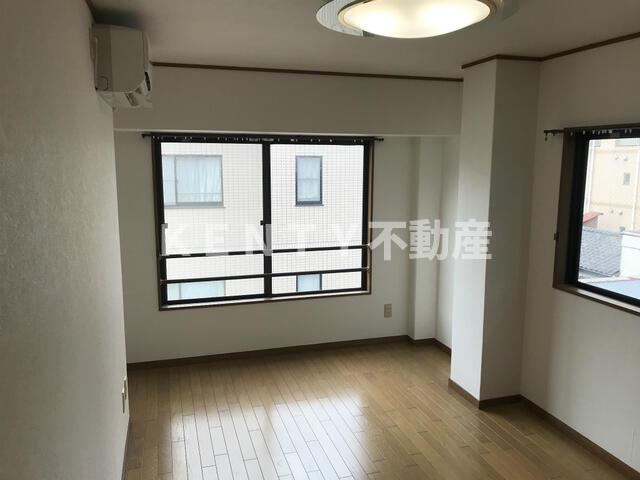 その他部屋・スペース　落ち着いた色調の寝室です