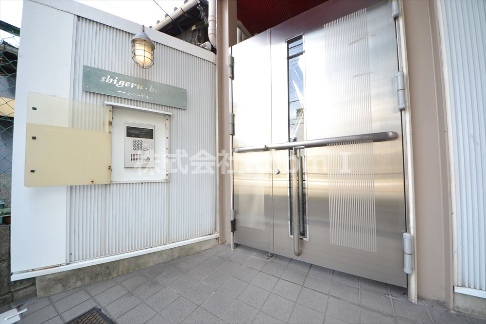 エントランス　落ち着いたエントランスです