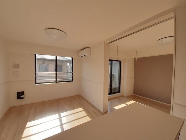 居室・リビング　こちらの居間で趣味の時間をお楽しみください