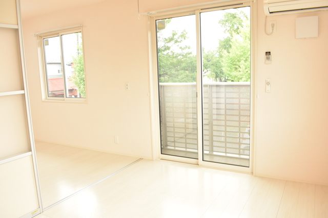 居室・リビング　リビングと洋室が隣接しています。