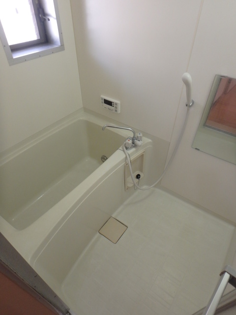 バス・シャワールーム　換気窓付きのバスルームです。