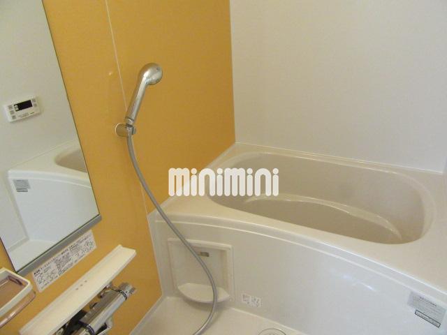 バス・シャワールーム　清潔感のあるバスルームです。