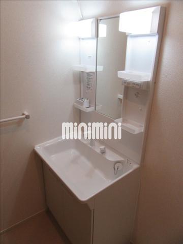 洗面設備　独立洗面台で朝の準備もらくらくです。