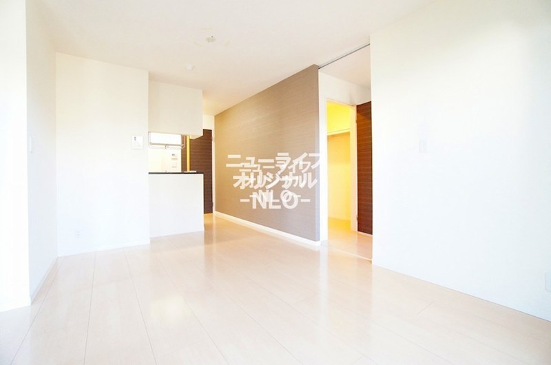 居室・リビング　メリハリのあるアクセントクロスが特徴です。