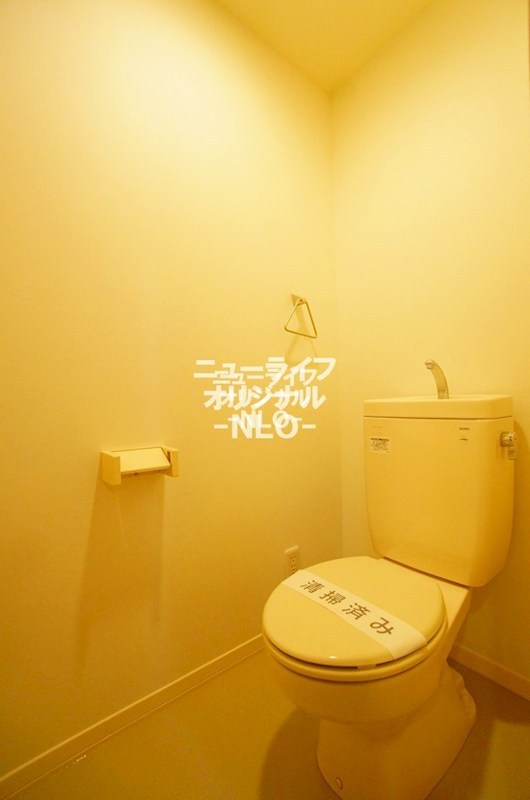 トイレ　温水洗浄機能付き便座に交換します。